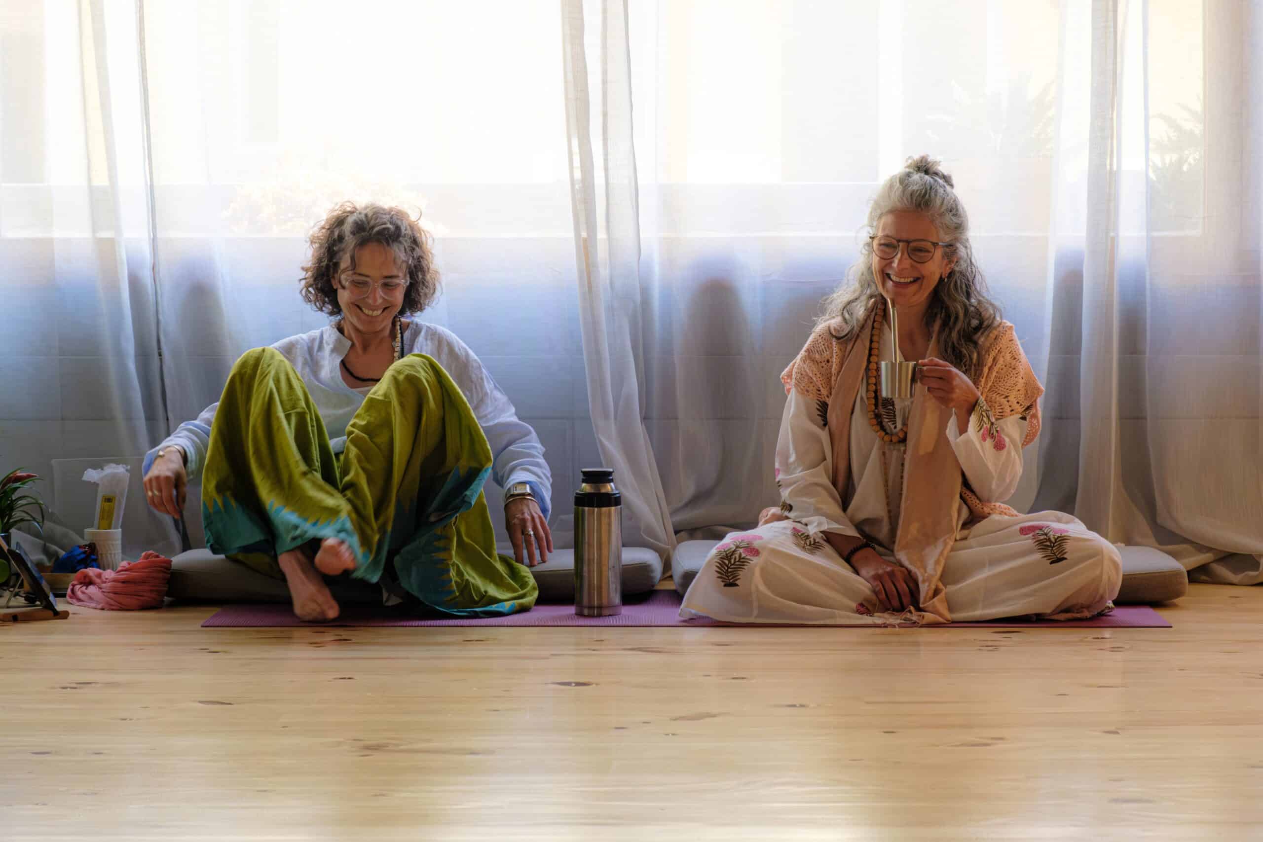 Mente feminina meditando em sala de yoga com aroma terapia, relaxamento, bem-estar, meditação guiada, ambiente tranquilo, terapia holística, saúde mental, práticas de bem-estar, lotus studio, Yoga PT, bem-estar emocional.